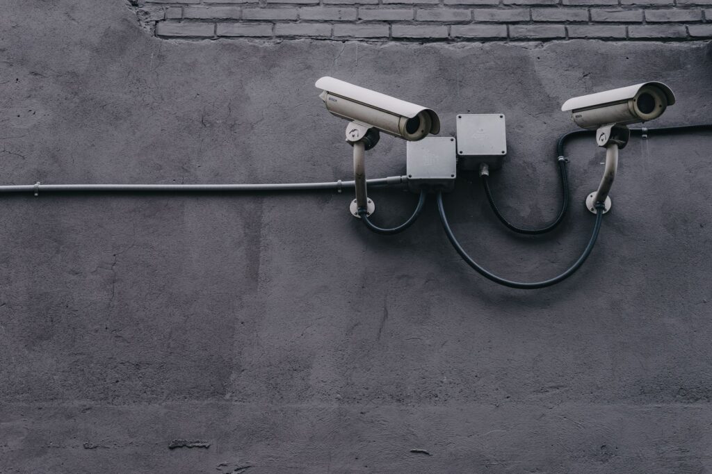 Cámaras de videovigilancia instaladas en la pared exterior de un edificio